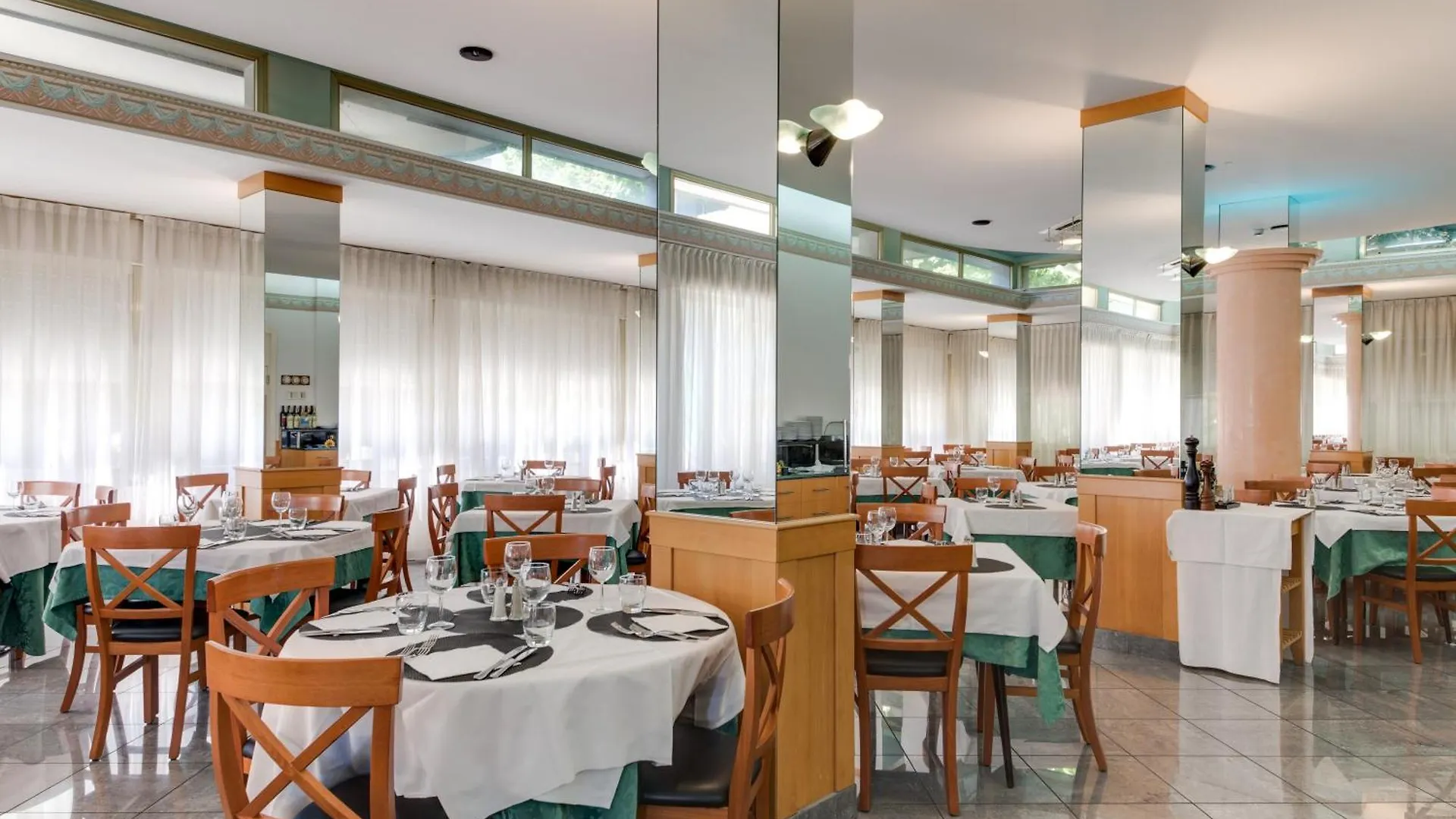Hotel Cavour Cesenatico 3*,